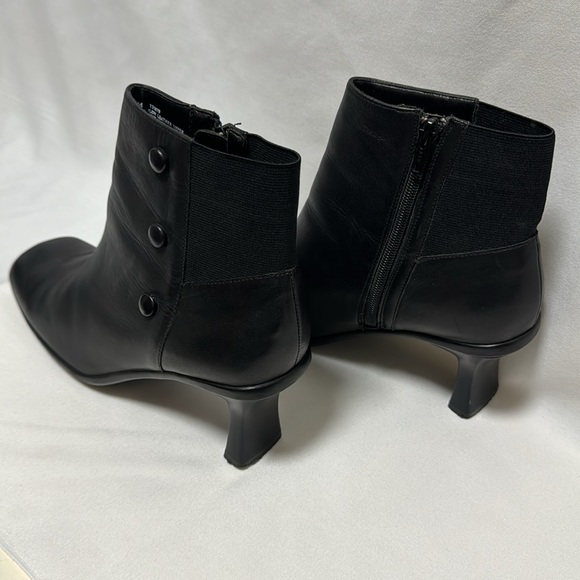 Cover Girl black ankle boots with zipper, elastic in the back - Picture 2 of 9